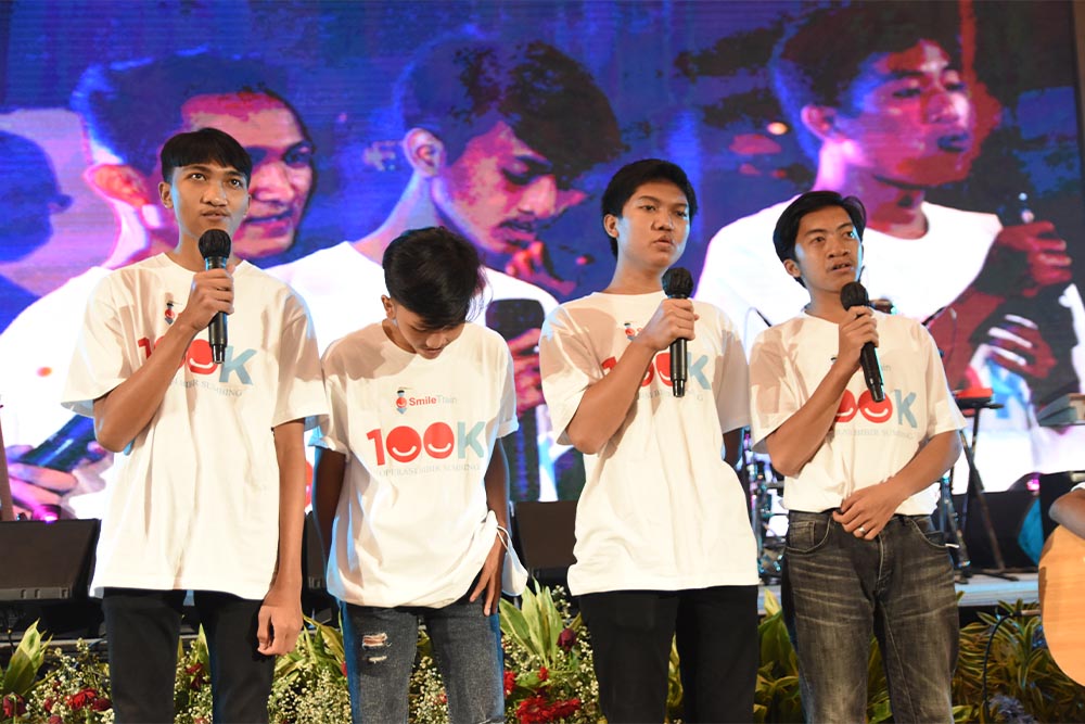 Paduan suara sumbing menyanyikan sebuah lagu