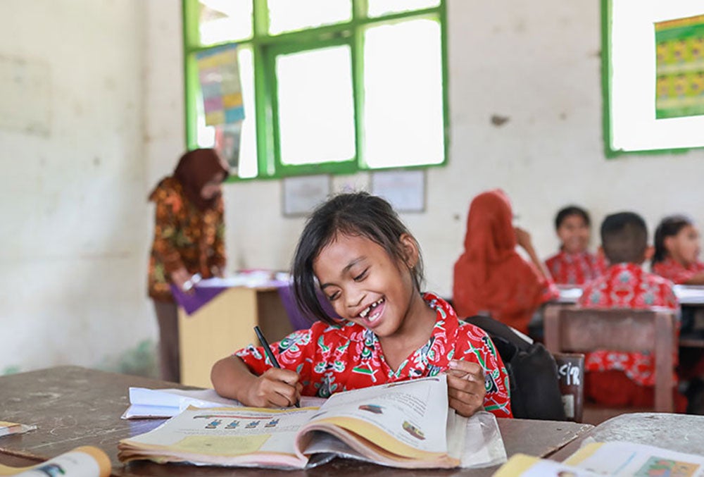 Aira tersenyum dan mengerjakan tugas di sekolah setelah operasi sumbing