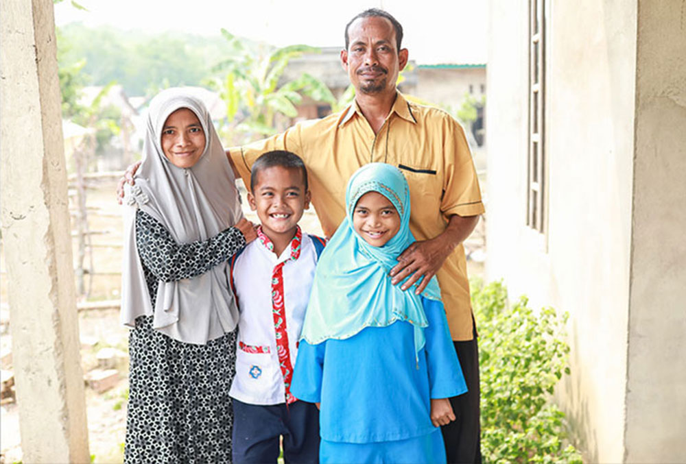 Aira tersenyum bersama ibunya Mustika, ayah Sudirman dan kakaknya usai operasi sumbing