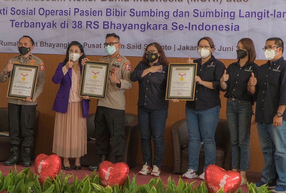 Smile Train Indonesia staff receiving record certificate