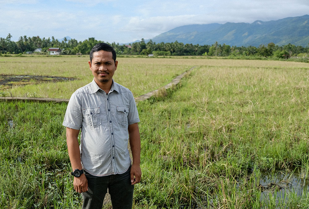 Rahmad berdiri di sebuah lapangan