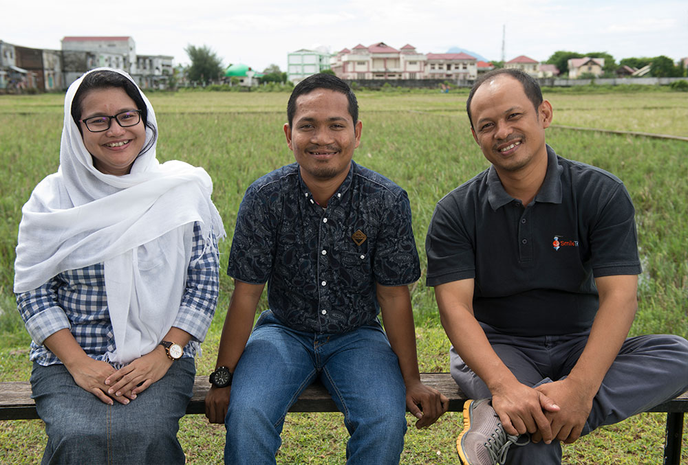 Rahmad tersenyum bersama Deasy Larasati dan Aji Suryanto