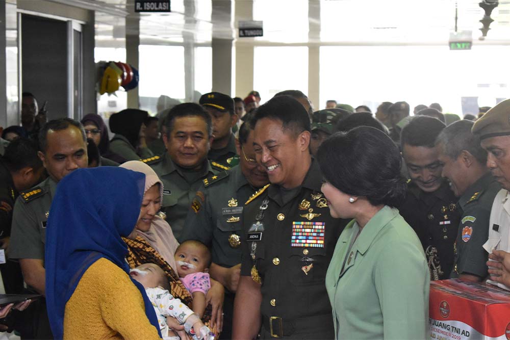 General Andika Perkasa smiling and greeting cleft-affected Smile Train patients and their mothers