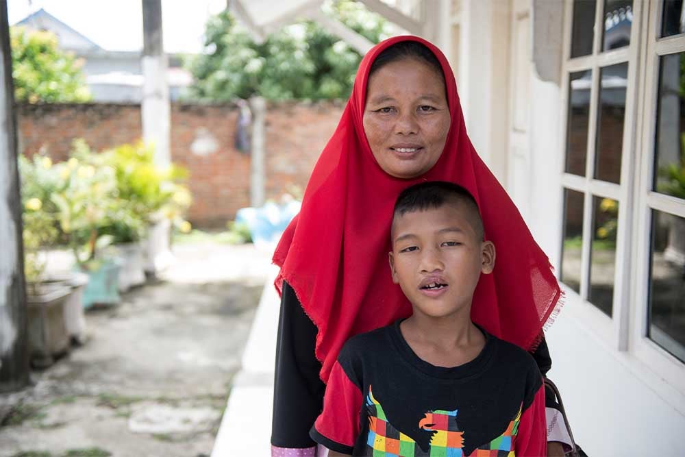 Ciok tersenyum bersama putranya Aldan