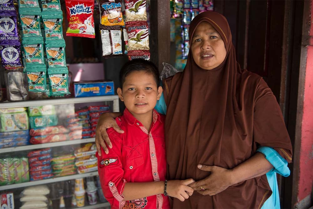 Deri tersenyum dan berpegangan tangan dengan ibunya Rosmawar