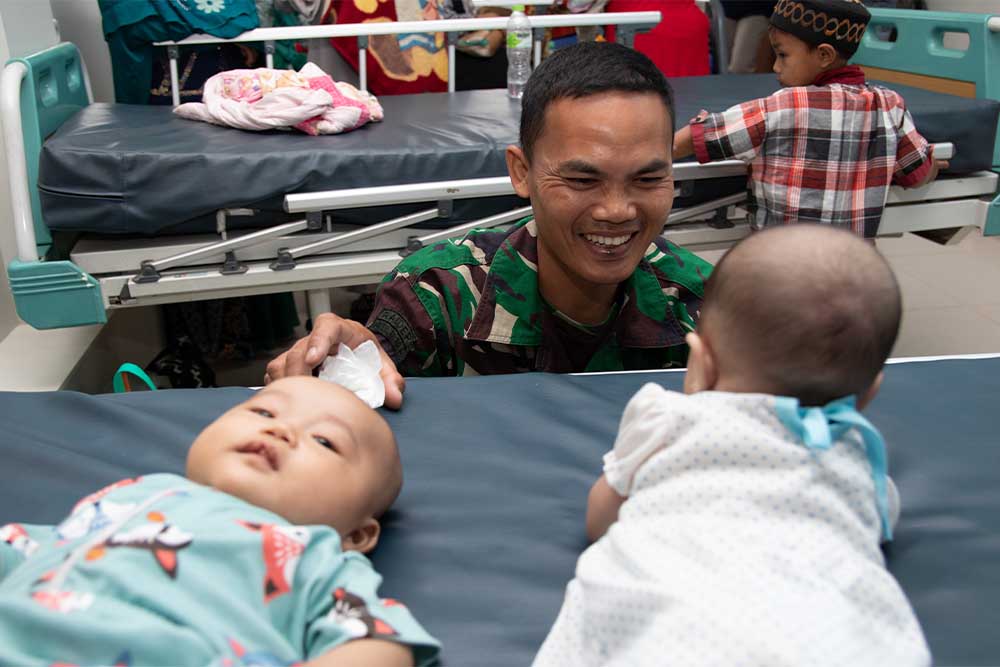 Prajurit Indonesia tersenyum dan menyapa pasien Smile Train