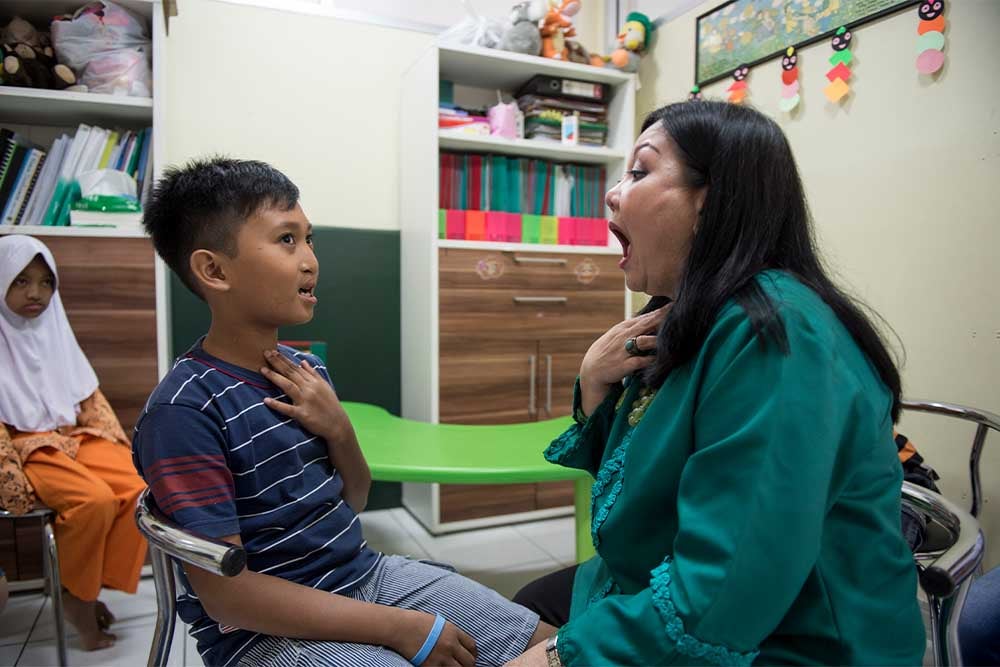 Nazwa learning with his speech therapist