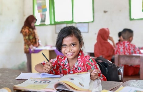 Aira tersenyum di sekolah setelah operasi sumbing