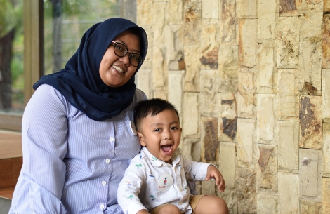 Biru dan ibunya Wendri tersenyum usai menjalani operasi sumbing
