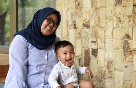 Biru and her mother Wendri smiling after his cleft surgery