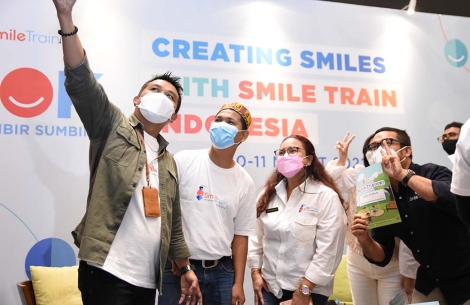 Smile Train supporters taking a selfie