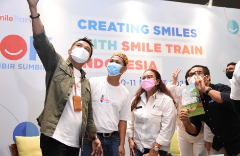 Pendukung Smile Train mengambil selfie