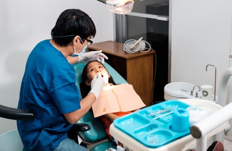 Dokter gigi Indonesia yang didukung Smile Train melakukan tindakan pada pasien Smile Train yang terkena sumbing