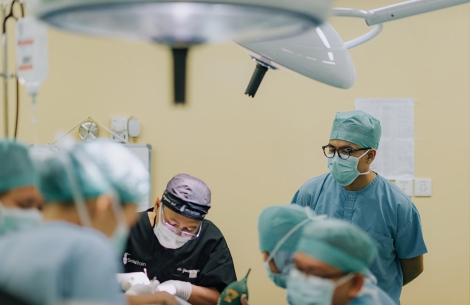 Indonesian surgeons performing cleft surgery