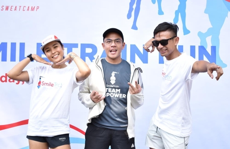 Smile Train supporters smiling at a Running for Smiles event