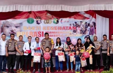 Petugas kepolisian tersenyum bersama pasien dan staf Smile Train di Samarinda