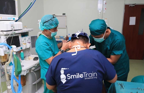 Ahli bedah mitra Smile Train melakukan operasi