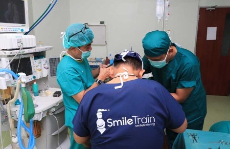 Ahli bedah mitra Smile Train melakukan operasi