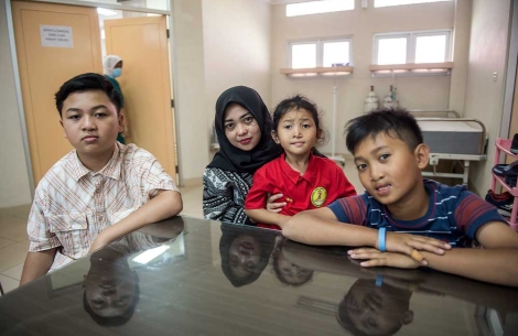 Siti with Levi, Wanqsa and Nazwa after their cleft surgeries