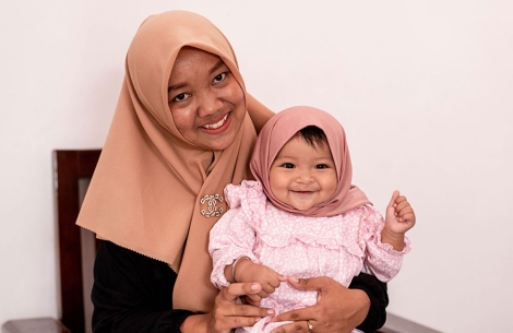 Indri smiling with Divya after her cleft surgery