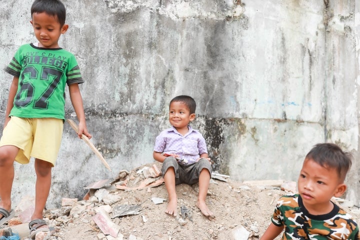 Ikhsan tersenyum dan duduk usai operasi sumbing