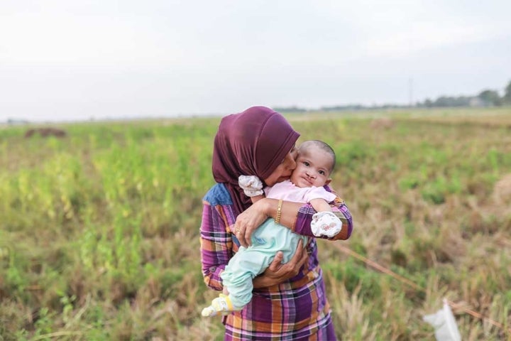 Nunung mencium dan menggendong Rinda usai menjalani operasi sumbing