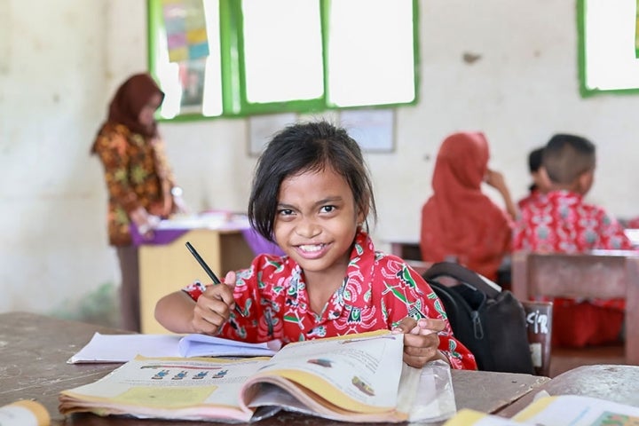 Aira tersenyum di sekolah setelah operasi sumbing