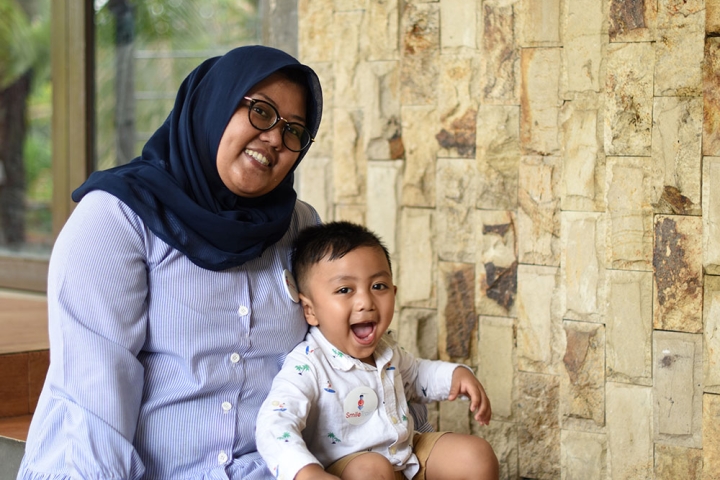 Biru and her mother Wendri smiling after his cleft surgery