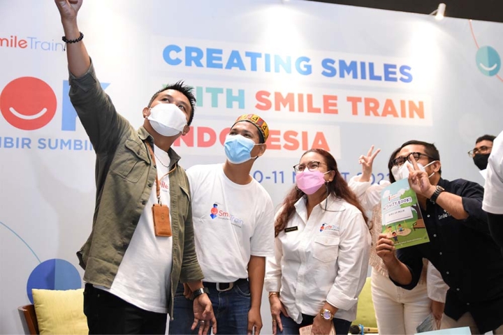Smile Train supporters taking a selfie