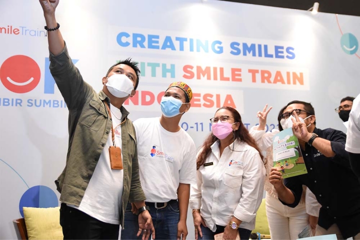 Pendukung Smile Train mengambil selfie