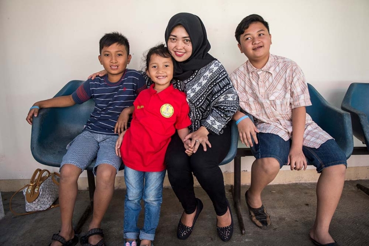 Siti smiling with Nazwa, Wanqsa and Levi after cleft surgery