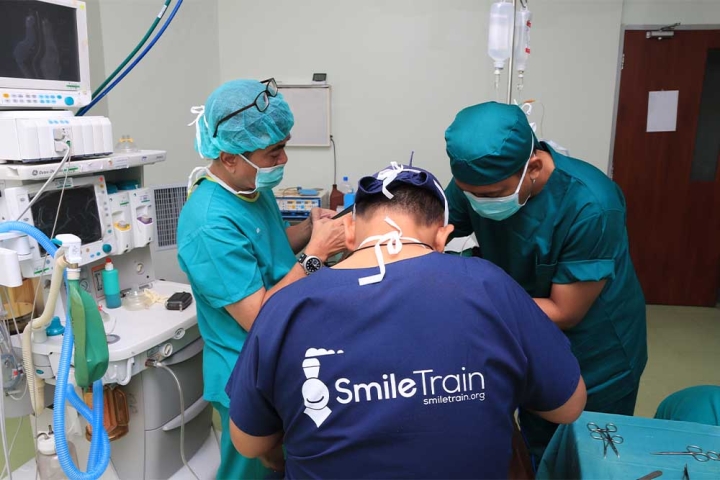 Ahli bedah mitra Smile Train melakukan operasi