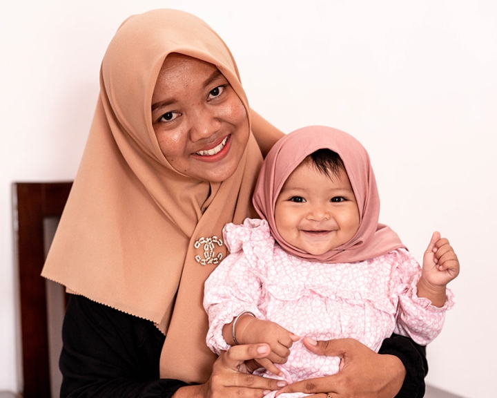 Indri tersenyum bersama putrinya Divya usai operasi sumbing