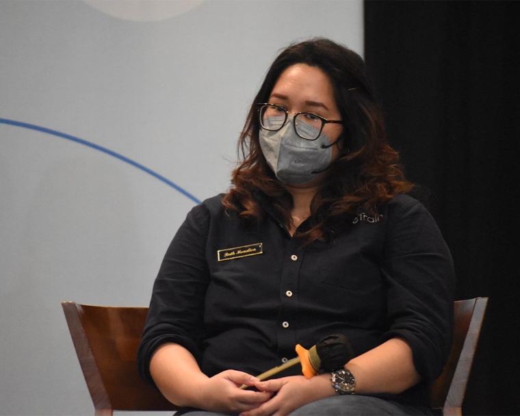 Smile Train panelis talkshow pasien ke-100.000 yang mengenakan masker