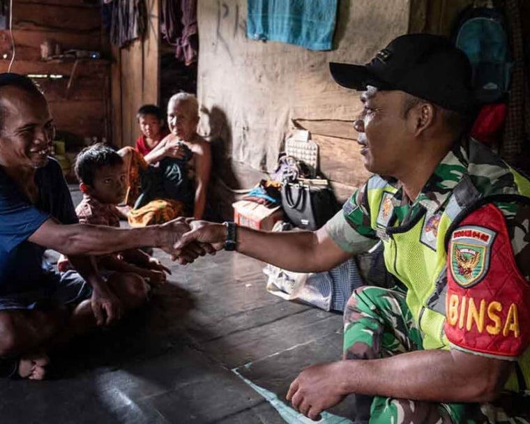 Tentara Indonesia menemui Alim sebelum operasi bibir sumbingnya