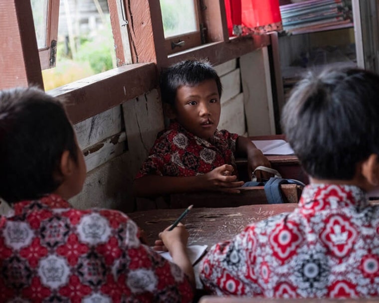 Rajib duduk di sekolah sebelum operasi bibir sumbing
